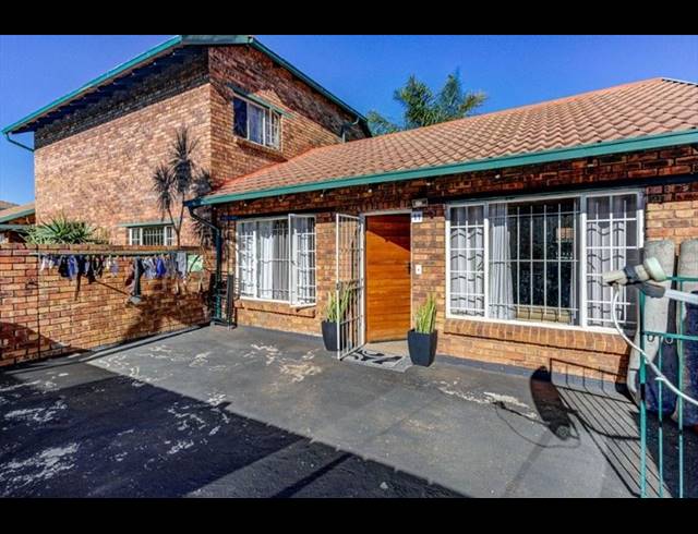 3 BEDROOM TOWNHOUSE FOR SALE IN BIRCHLEIGH